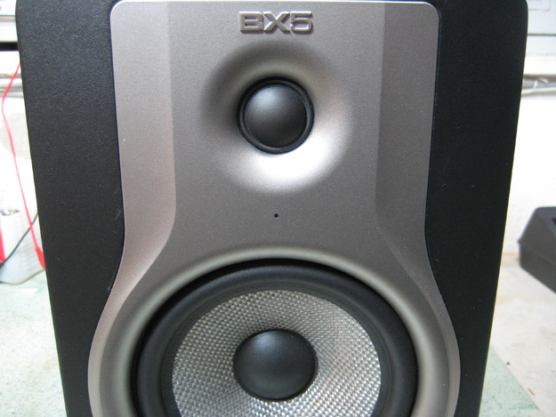 Η μπροστινή όψη ενός Studio monitor M-AUDIO BX5 CARBON